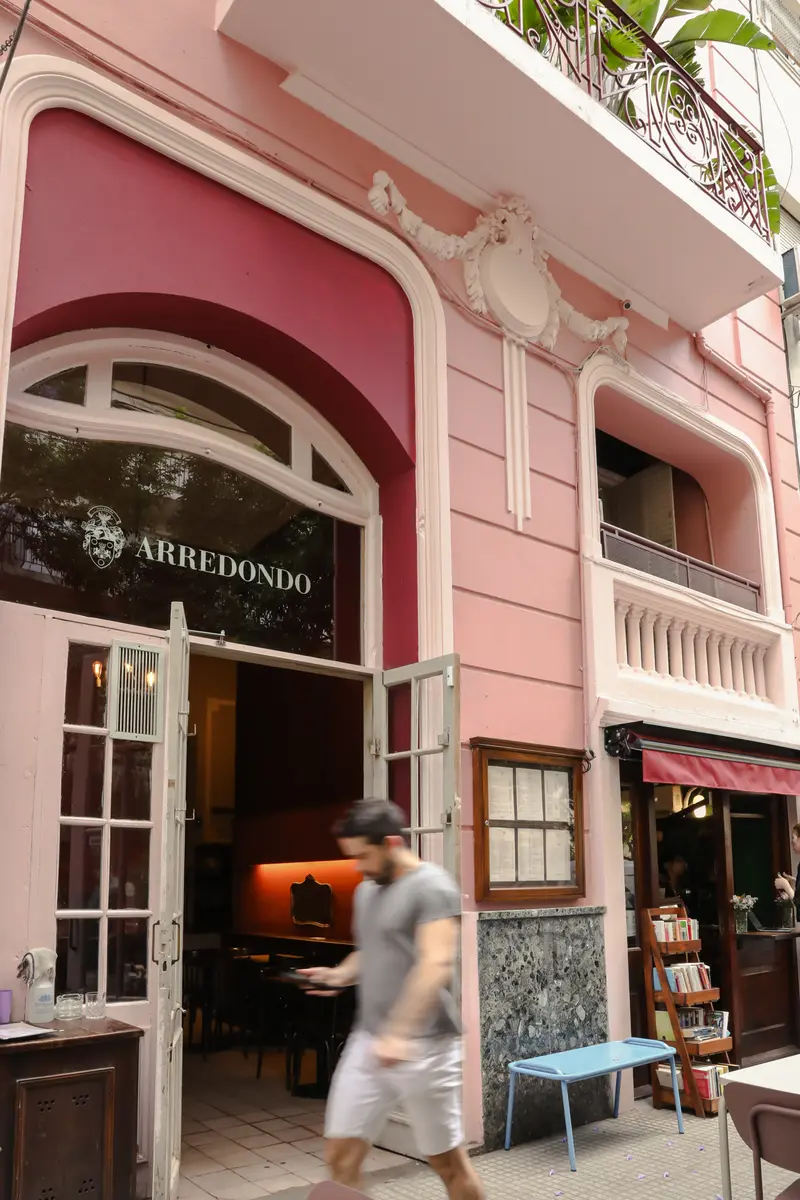 La fachada rosa de Arredondo vista desde la vereda