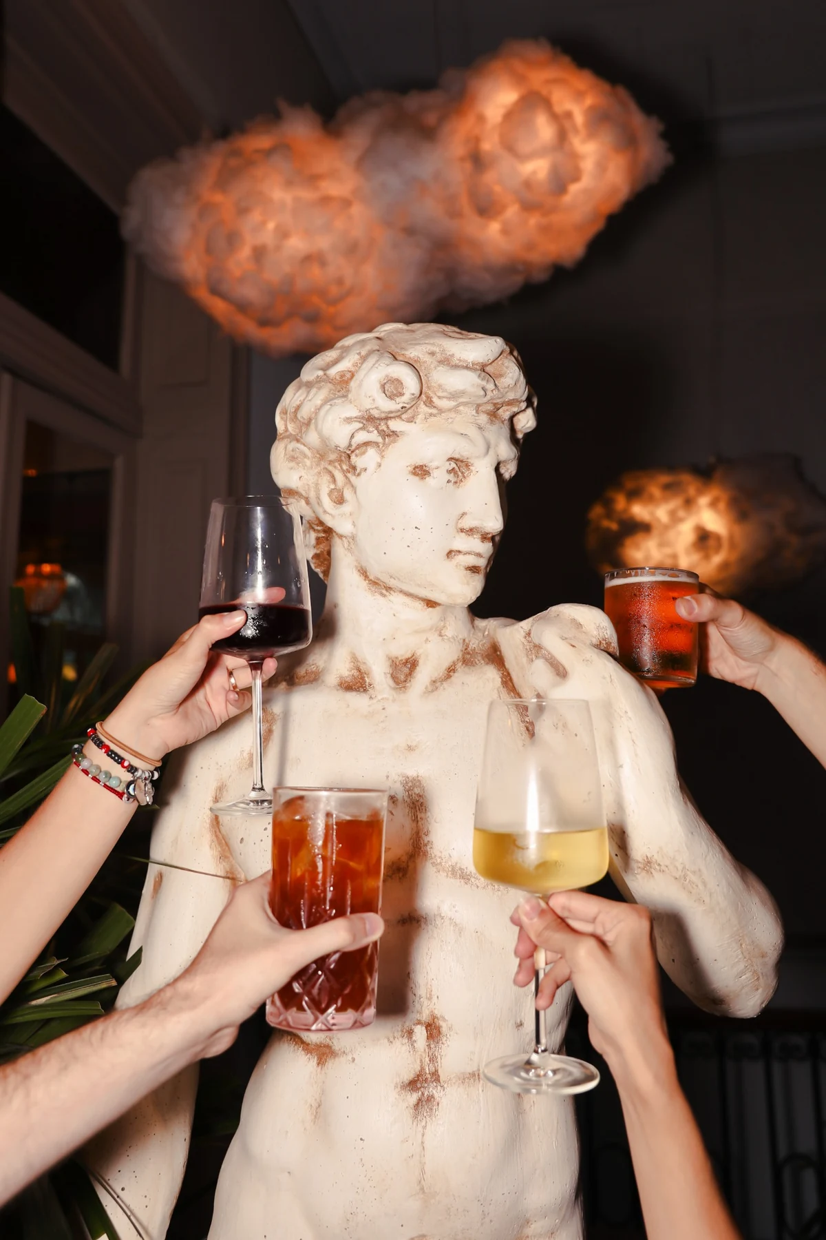 Brindis alrededor de la escultura de David en el primer piso