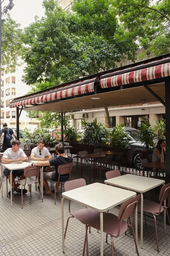 Deck de Arredondo con mesas al aire libre
