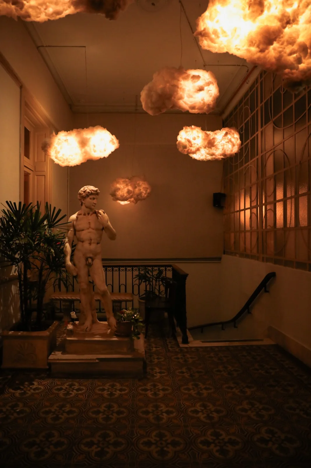 Escultura de David y luminarias artísticas en el primer piso de Arredondo