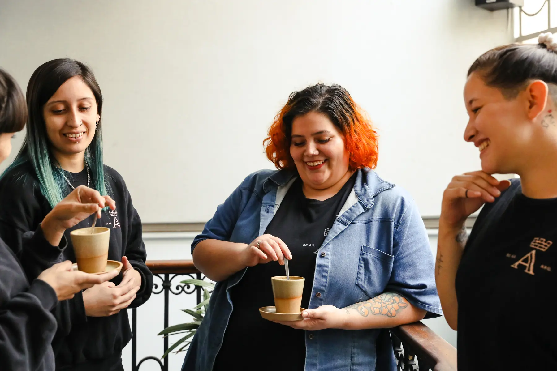 Amigas compartiendo un café en Arredondo