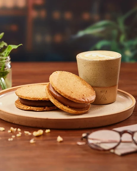 Café y alfajores servidos en Arredondo