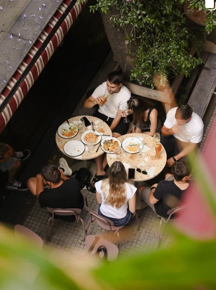 Amigos compartiendo una mesa en el deck de Arredondo