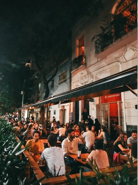 El deck de Arredondo lleno de amigos durante la noche