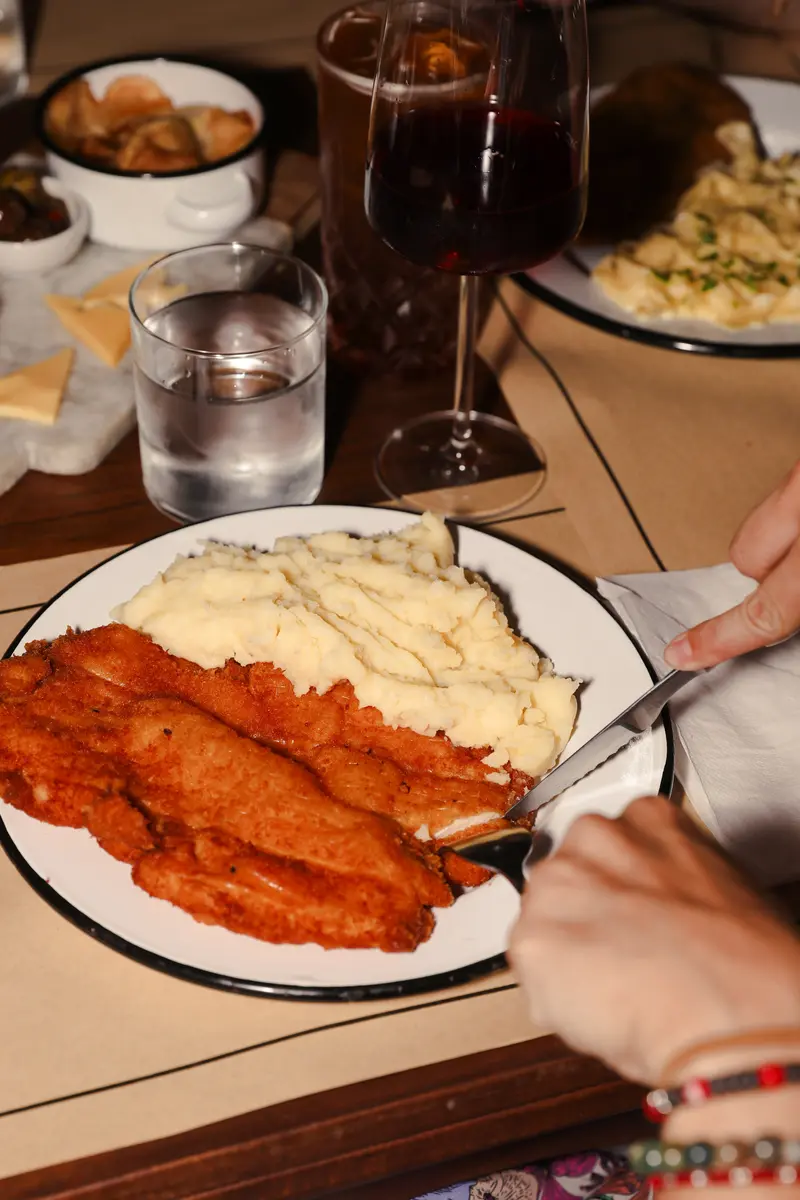 Milanesa con papas, uno de los clásicos de Arredondo